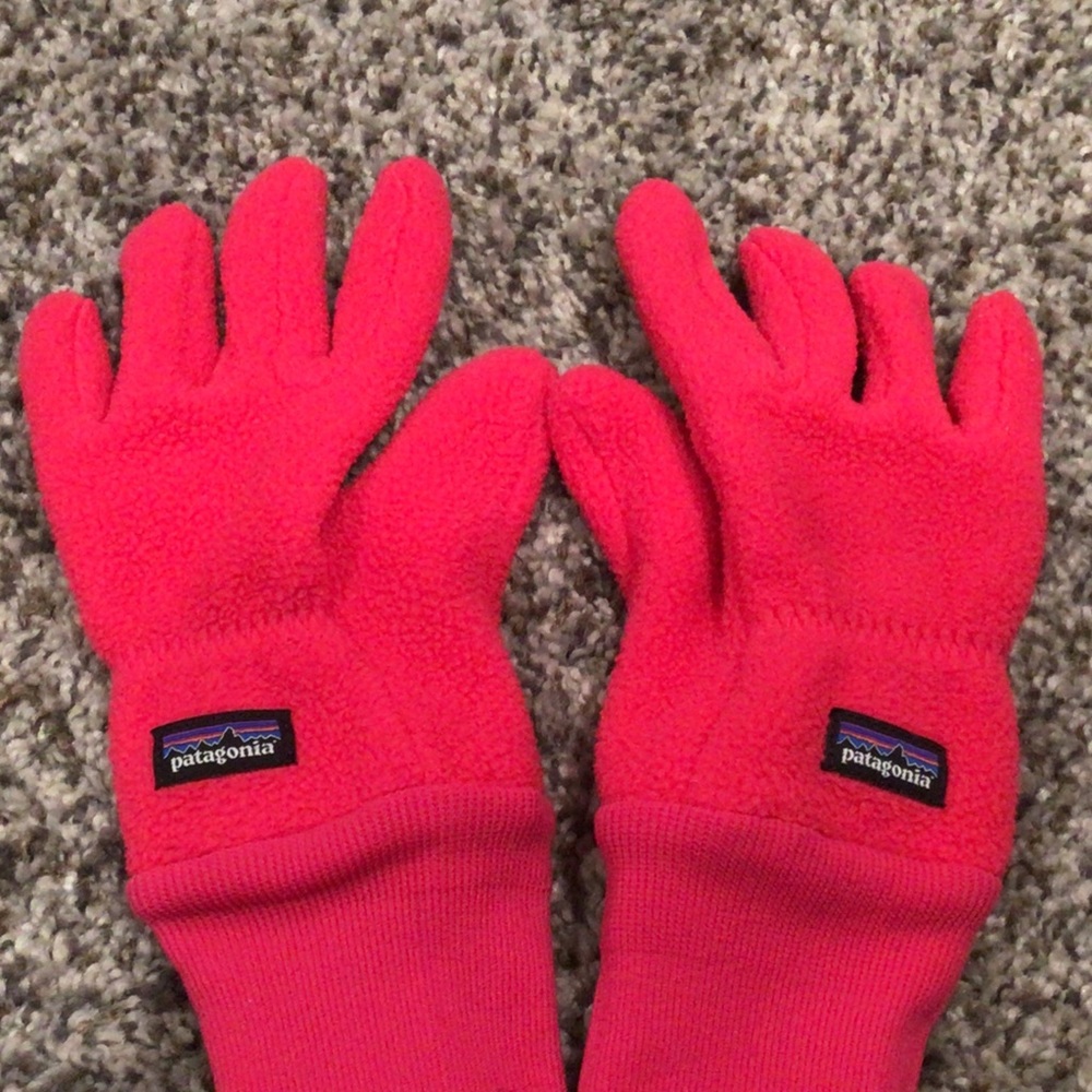 Dark pink kids Patagonia gloves